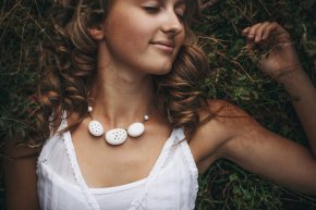 Porcelánový náhrdelník - Bílé oblázky