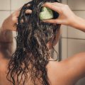 Tuhý šampon s kopřivou a meduňkou - pro mastné vlasy
