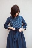 šaty z modrotisku / vzor větvičky