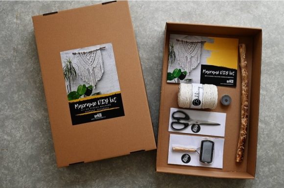 MACRAMÉ DIY KIT (TVOŘIVÝ SET NA VÝROBU MACRAMÉ + NÁVOD)