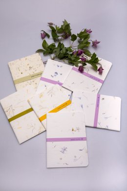 Sešit A5 s deskami z ručního papíru s květinami