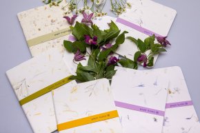 Sešit A5 s deskami z ručního papíru s květinami